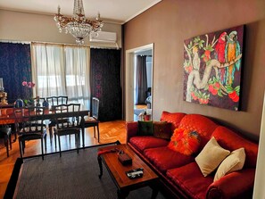 Smart TV, books, music library, video library - Art Interior Apartnent in Athens next to Metro Stations & All Hospitals (Athens)