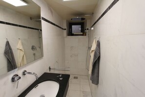 Shower, hair dryer, towels, soap - Small apartment for singles (Daun)