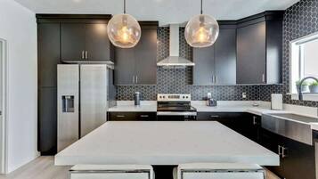 Refrigerador, microondas, horno y parrilla de estufa