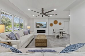 Smart TV, fireplace - The Coastal Retreat: Modern 3BR Home with Beachy Charm (Private Homes)