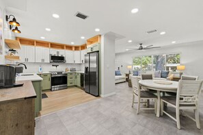 Køleskab, mikrobølgeovn, ovn, kogeplade