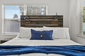 3 bedrooms, desk, iron/ironing board, free WiFi - The Coastal Retreat: Modern 3BR Home with Beachy Charm (Private Homes)