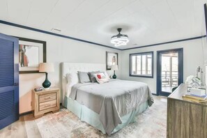 4 bedrooms, desk, iron/ironing board, WiFi - LakeLanier, Luxury, Lakefront, Boating, Hot Tube, Games, Family, Friends, Hiking (Flowery Branch)