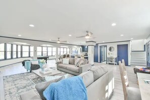 Smart TV, fireplace - LakeLanier, Luxury, Lakefront, Boating, Hot Tube, Games, Family, Friends, Hiking (Flowery Branch)