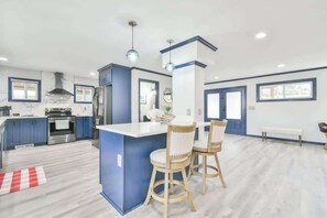 Microwave, oven, stovetop, dishwasher - LakeLanier, Luxury, Lakefront, Boating, Hot Tube, Games, Family, Friends, Hiking (Flowery Branch)