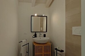 Douche, sèche-cheveux, bidet, serviettes fournies