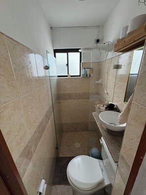 Hårføner, håndklær, såpe og sjampo