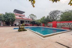 Pool - Terrific 5-BHK farmhouse in Gurugram with stunning views (Gurugram)