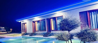 Terrific 5-BHK farmhouse in Gurugram with stunning views