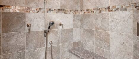 Douche, sĂšche-cheveux, bidet, serviettes fournies