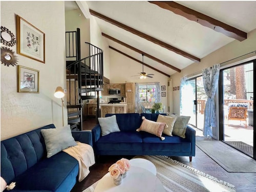 Cozy Home at Heavenly Ski Resort + 5 min to CasinosPrivate Hot Tub/Pet Friendly