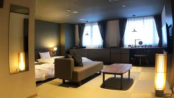 Deluxe-værelse til 4 personer | Senge med madrasser af memory foam, skrivebord, mørklægningsgardiner