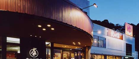 ينابيع ساخنة