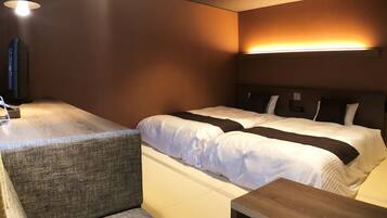 Ein Hotelzimmer mit einem Bett, einem Schreibtisch und einem Stuhl.
