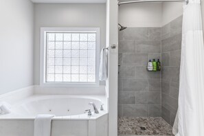 Douche, baignoire à jets, sèche-cheveux, serviettes fournies