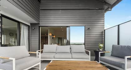 Beachfront Paradise - Papamoa Beach Holiday Home