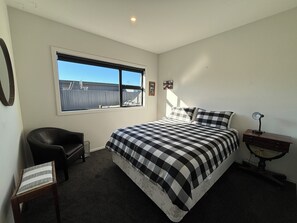 3 bedrooms, iron/ironing board, WiFi, bed sheets - Pedal and Play - Cromwell Holiday Home (Cromwell)