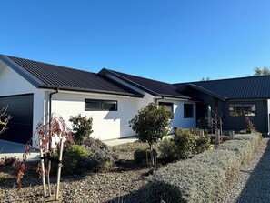 Exterior - Pedal and Play - Cromwell Holiday Home (Cromwell)