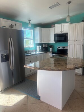 冷蔵庫、電子レンジ、オーブン、コンロ