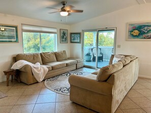 Smart TV - Charming 2-bedroom 2- bath home located in the middle of The Key Deer Refuge. (Big Pine Key)