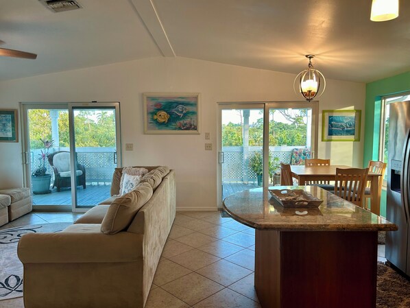 Smart TV - Charming 2-bedroom 2- bath home located in the middle of The Key Deer Refuge. (Big Pine Key)