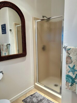 Douche, sèche-cheveux, bidet, serviettes fournies