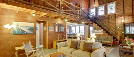 TV connectée, cheminée, livres