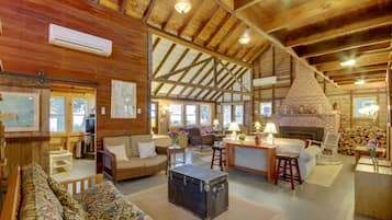 Smart TV, chimenea y libros