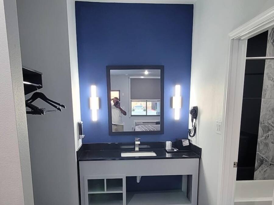 Tab mandi, pengering rambut, tuala disediakan, sabun