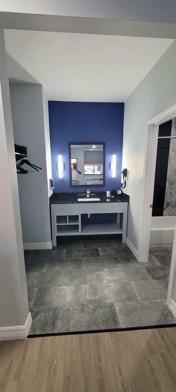 Bathtub, hair dryer, towels, soap - Platinum inn (Katy)