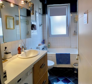 Sèche-cheveux, serviettes fournies, savon, papier toilette