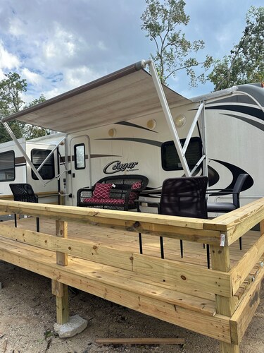 Cozy RV in Wonderful Jacksonville with WiFi, AC,  near shopping, zoo, airport.