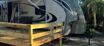 Cozy RV in Wonderful Jacksonville with WiFi, AC, near shopping, zoo, airport.