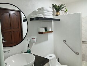 Douche, sèche-cheveux, serviettes fournies, savon