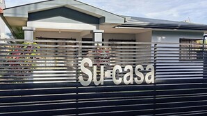 A modern building with a large sign reading "Su-casa". - Your-Holiday home fortuna arenal with swimming pool (La Fortuna)