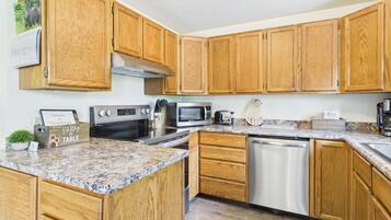 ثلاجة، ميكروويف، فرن، موقد طهي مسطح