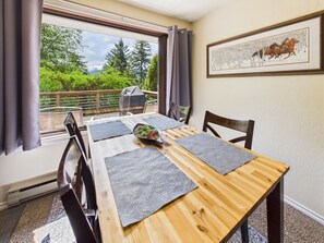 Dining - Treetop Retreat w/ Fire Pit (Juneau)