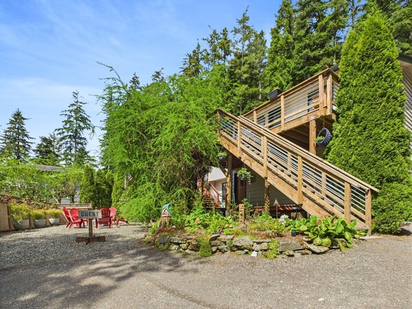 Outdoor dining - Treetop Retreat w/ Fire Pit (Juneau)