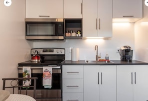 Private kitchen - Cozy studio in charming Coconut Creek with WiFi and AC (Coconut Creek)