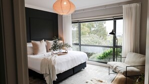 5 habitaciones, escritorio y tabla de planchar con plancha 