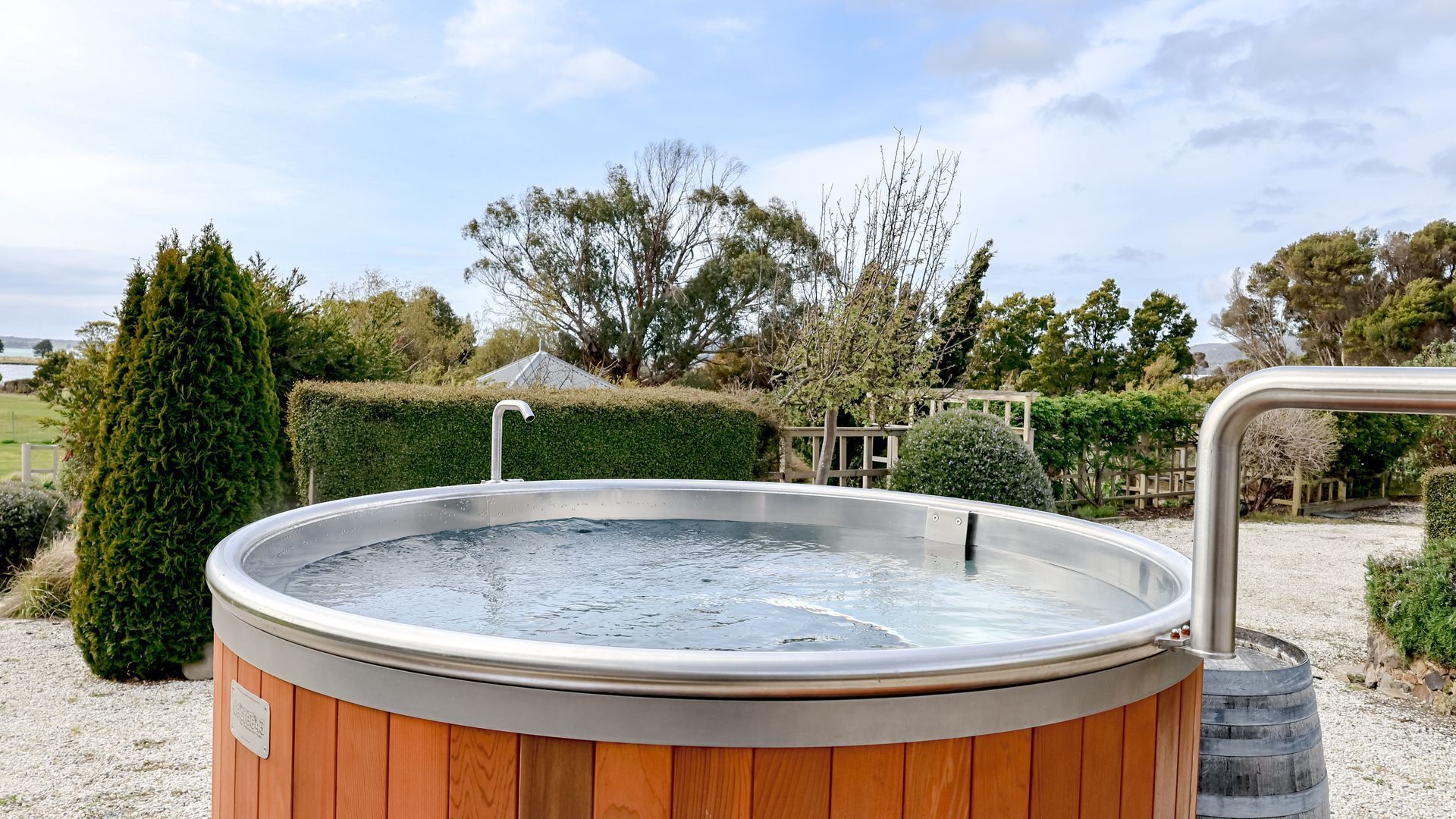 Outdoor spa tub