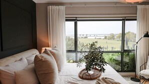 5 habitaciones, escritorio y tabla de planchar con plancha 