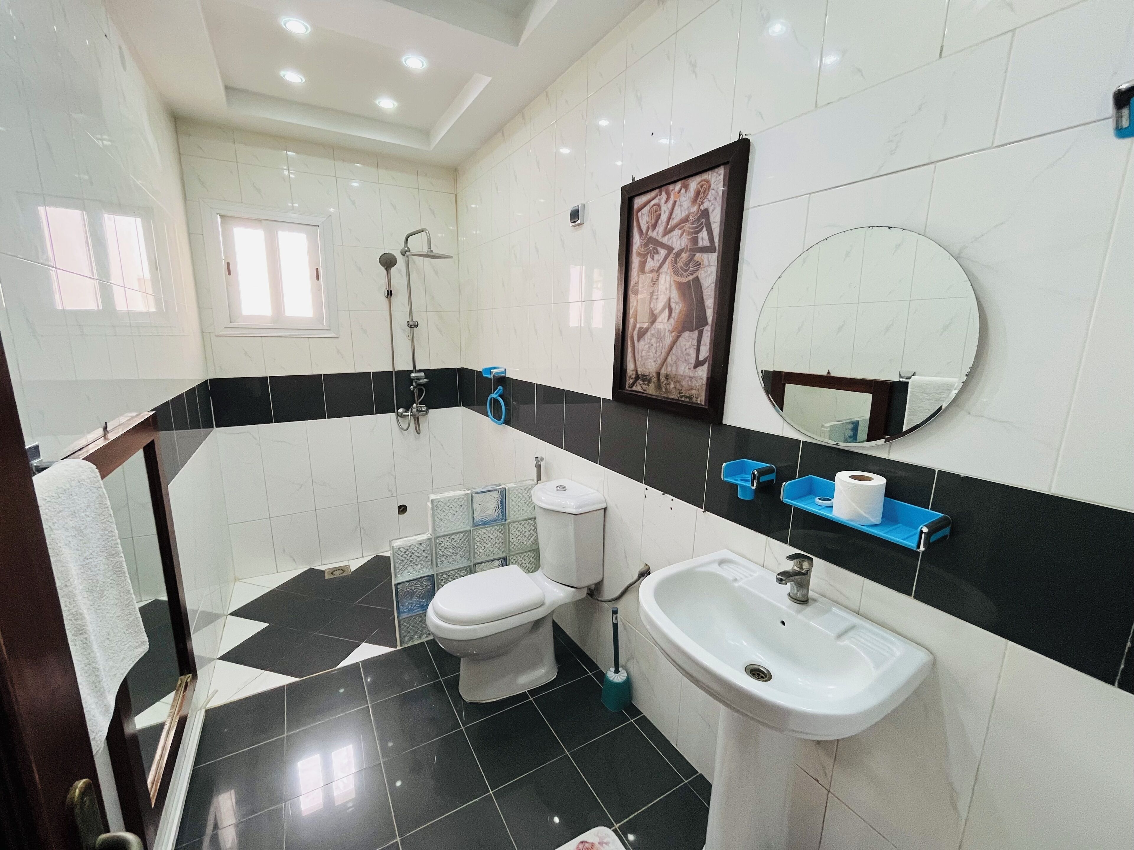 Een douche, een bidet, handdoeken, zeep