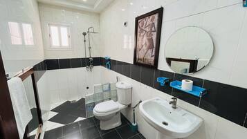 Een douche, een bidet, handdoeken, zeep