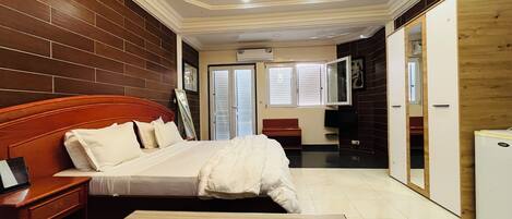 2 bedrooms, desk, free WiFi, bed sheets