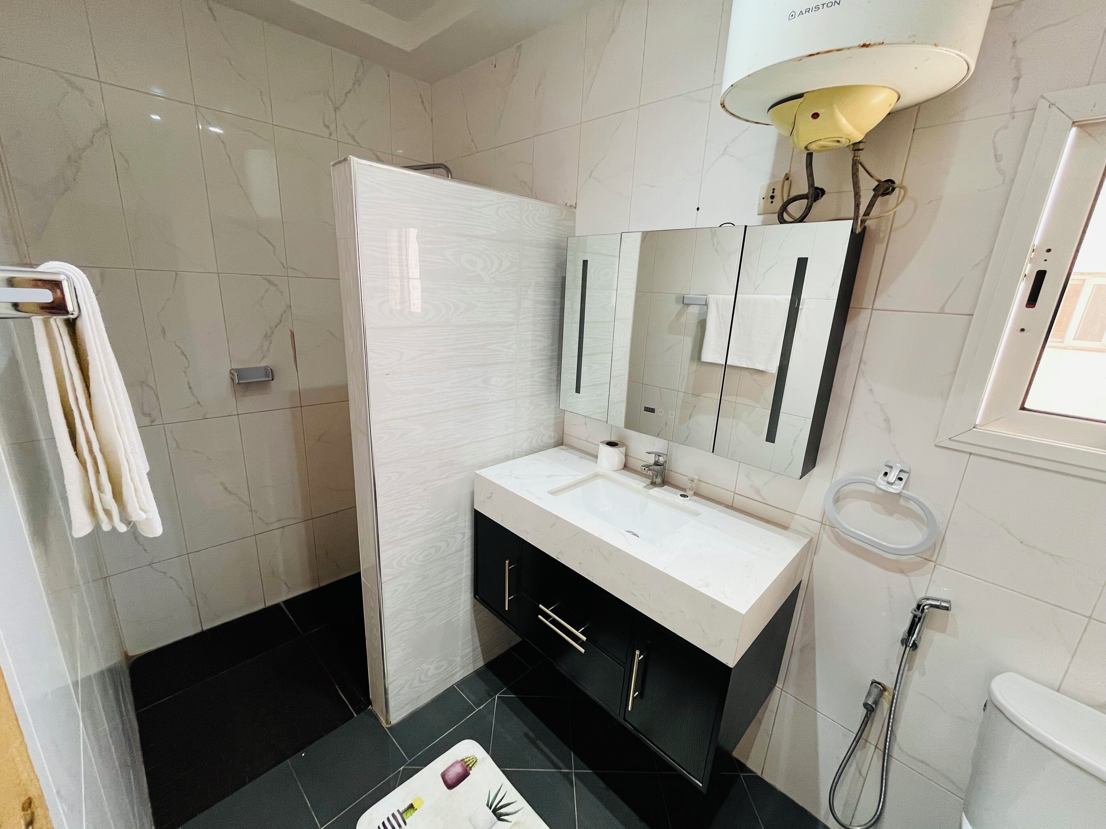 Douche, bidet, serviettes fournies, savon