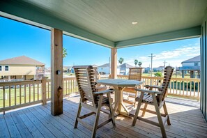 Outdoor dining - 3 Bdr/3 Bth, King Bed, No Fees (Bolivar Peninsula)