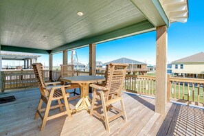 Outdoor dining - 3 Bdr/3 Bth, King Bed, No Fees (Bolivar Peninsula)