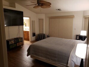 3 chambres, fer et planche à repasser, Wi-Fi, draps fournis