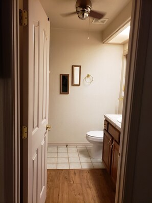 Serviettes fournies, papier toilette